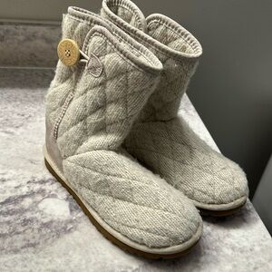 Uggs mountain quilters short boots. Womens size 6.